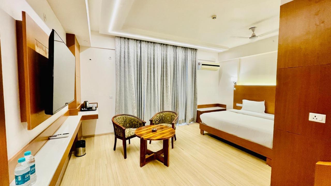Neel Skye - Couple Friendly - Dlf My Pad, Gomtinagar , Lucknow 아파트 호텔 외부 사진